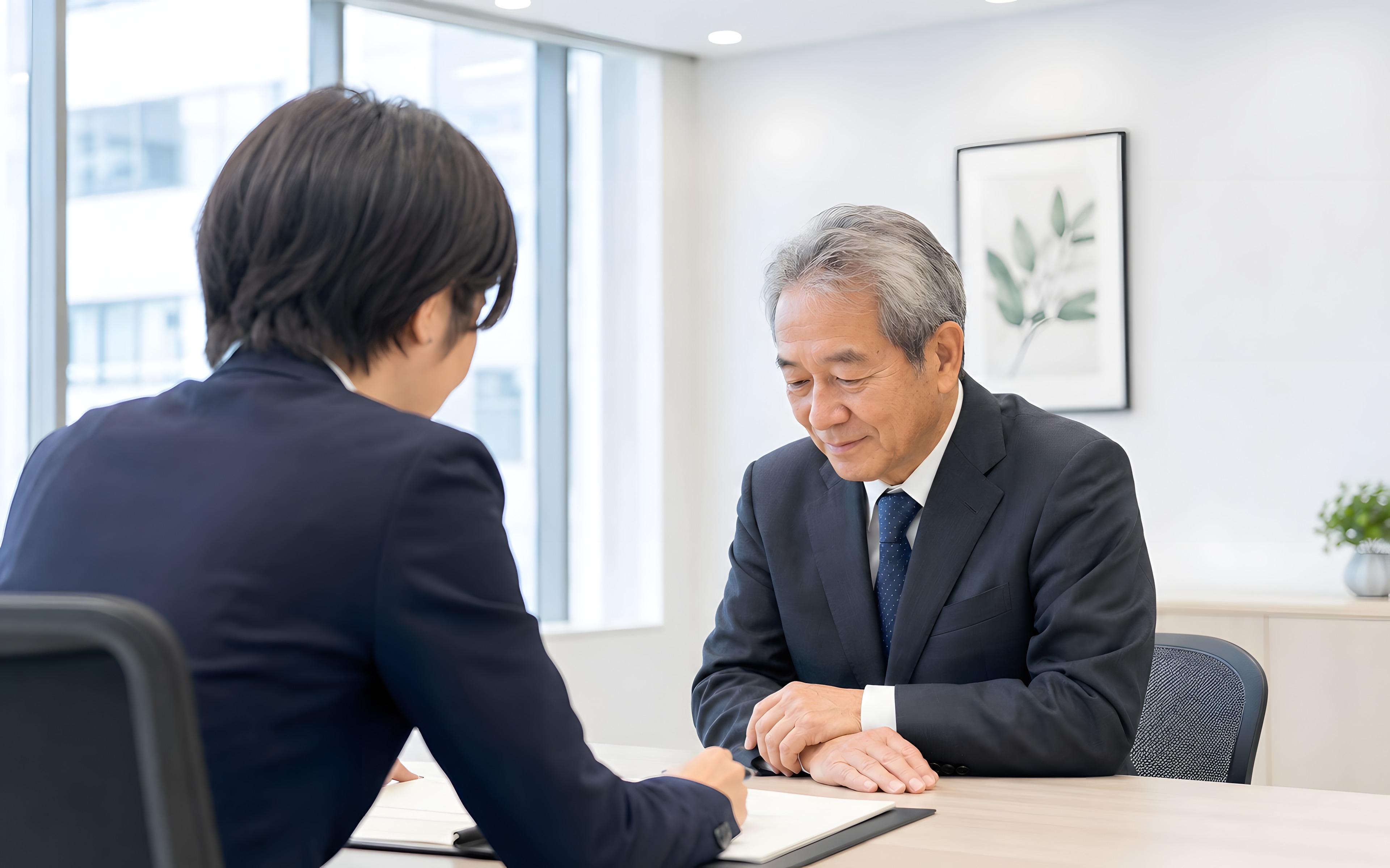 書類⁠を確認している様子